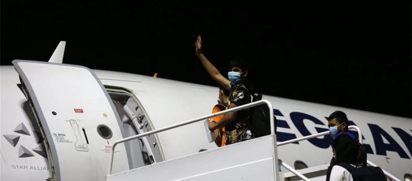 Στη Θεσσαλονίκη και η τρίτη πτήση με τους ανήλικους αλλοδαπούς μετά τη φωτιά στη Μόρια (βίντεο)